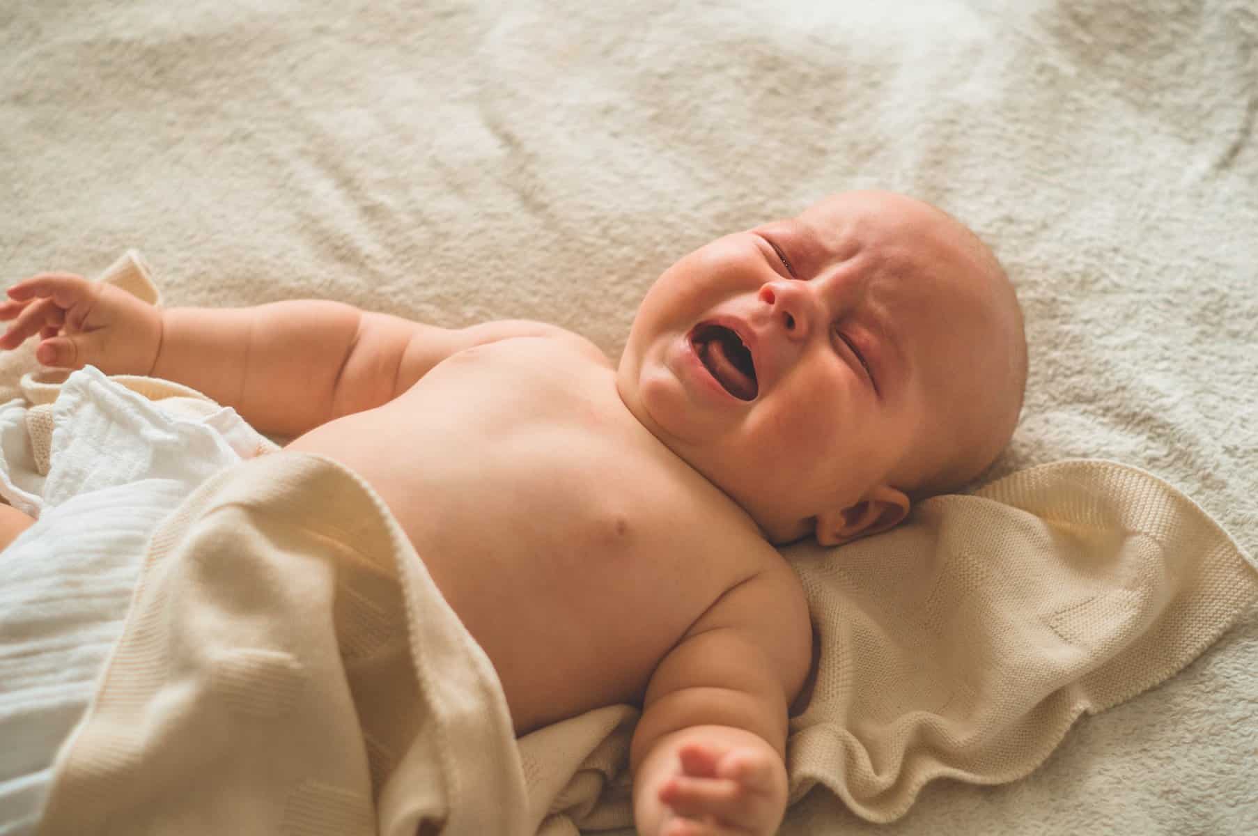 Baby der ligger ned og græder